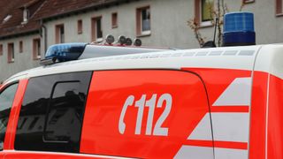 Accident &icirc;ntre un autocar, o mașină și o ambulanță aflată &icirc;n misiune, &icirc;n Brașov. O persoană a fost rănită 