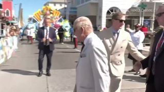 VIDEO Regele Charles dansează la o paradă &icirc;n Bahamas, &icirc;n timpul turneului său din Caraibe