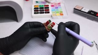 VIDEO De la mici și sarmale la murături! Mihaela, o clujeancă, transformă preparatele rom&acirc;nești &icirc;n modele 3D pentru unghii