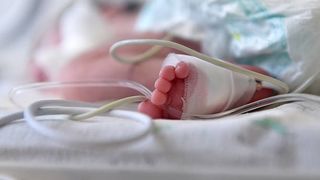 Un băiețel de nici doi ani din Botoșani, opărit cu lichid fierbinte. Copilul a fost victima unui accident casnic