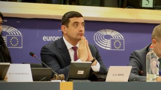 VIDEO George Simion zice că i s-ar &icirc;nscena evadarea lui Călin Georgescu. De ce nu a luat parte la protestele din fața Arestului Central: &bdquo;At&acirc;t de proști ne cred&rdquo;