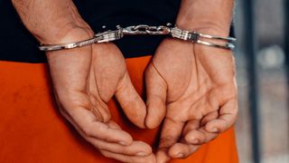 Un fals avocat a păcălit două persoane cu aproape 50.000 de lei. T&acirc;nărul de 23 de ani &icirc;și găsea victimele &icirc;n online 