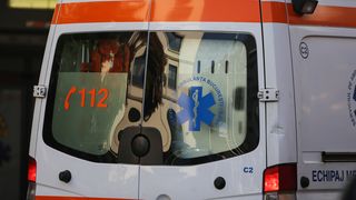 Copil de un an, &icirc;njunghiat de un băiețel de trei ani, &icirc;n D&acirc;mbovița. Cei doi erau &icirc;n grija unei adolescente de 15 ani