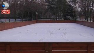 Patinoarul din Parcul Copiilor din Timisoara este pustiu si gol, chiar daca intrarea este libera. De ce nu patineaza timisorenii