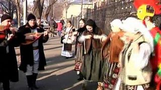 Spectacol cu 300 de colindatori pe strazile din Galati. Moldovenii au colindat cu gaina si cocosul