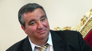 Uite cum arata mormantul regelui Cioaba de la Sibiu! Rudele i-au facut pom de Craciun si au impodobit locul de veci