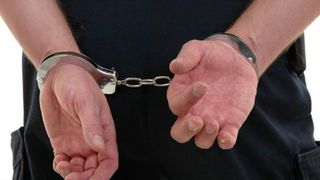 Tinerii din Botosani care au batut si jefuit cinci femei au fost arestati pentru 30 de zile