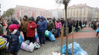 Sute de timisoreni cu saci plini cu PET-uri au stat la coada pentru a primi in schimbul acestora copaci tuia