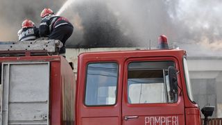 Incendiu la o hala de depozitare a bauturilor racoritare din Voluntari. Pompierii au intervenit cu zece autospeciale