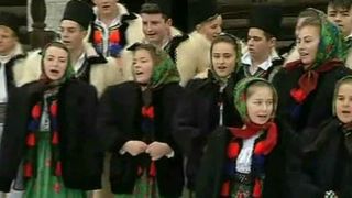 A inceput Craciunul in Maramures. Coconii, in costum traditional, au pornit cu colindul