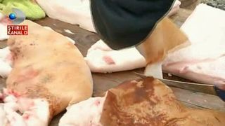 Petrecere mare de Ignat la Dumbrava Sibiului. Au taiat porcul in muzeu: "Secretul soricului este sa il parjolesti cu paie"