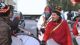 Au aparut colindatorii in Bucuresti. Deghizati in ursi sau imbracati in costum popular, canta de dimineata pana seara