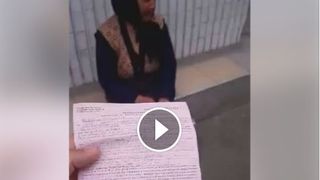 Politistii au amendat o batrana cu 500 de lei fiindca a vandut marar si patrunjel pe strada