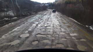 Soferii din Suceava sunt disperati. Drumul judetean care leaga Brodina de Ulma arata ca dupa bombardamente, asta desi autoritatile sustin ca au modernizat soseaua