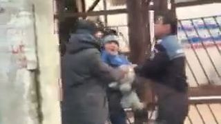 Un politist trage de un copil cu un caine in brate. Mama lui era de fata. Imagini incredibile, filmate in Bucuresti