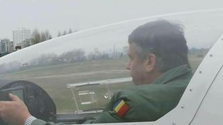 Stirile Kanal D, ora 12.00: Povestea uimitoare a romanului indragostit de zbor care si-a construit singur doua avioane: "E ceva la care nu pot sa renunt"