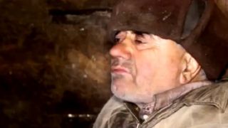 Un batran de 80 de ani traieste de 6 ani intr-o iesle, impreuna cu animalele: "Dorm cu vacile aici. Ma incalzesc la suflatul lor"