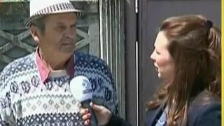 Asta-i Romania! Te crucesti cand vezi ce a raspuns batranul asta la intrebarea "Mergeti la vot?" - Ei sunt oamenii care dicteaza cine conduce tara!