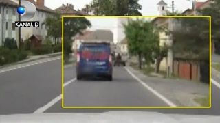 VIDEO Accident violent! O duba spulbera o caruta pe sosea!