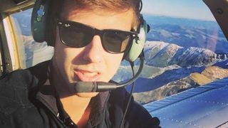 Povestea lui Bogdan este de Oscar! A ajuns pilot in aviatia civila la 22 de ani si spera la un salariu de peste 2.000 de euro!