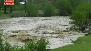 VIDEO Prapad dupa potopul de ieri! Ploile au facut ravagii in mai multe judete din tara! Masini si animale, luate pe sus de viitura, zeci de gospodarii afectate