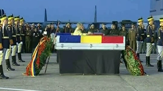 Trupurile celor doi militari morti in Afganistan au fost aduse acasa! Imagini pline de durere de la aeroportul Otopeni!