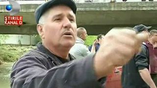 VIDEO Scandal imens in Valcea dupa ce viitura a luat pe sus masinile din parcare si le-a urcat sub un pom! Soferii si-au iesit din minti!