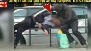 Imagini care te pot afecta emotional! Un om al strazii resuscitat de catre un "frate" de-al sau!