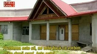 VIDEO Elevi, in pericol la o scoala din judetul Giurgiu! Institutia nu are hazna, iar mizeriile se scurg in curte!