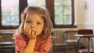 Copiii sub trei ani care merg la gradinita sau la cresa vor primi tichete sociale