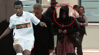 VIDEO Sotia lui Ekeng, pazita de o armata de bodyguarzi! Femeia s-a ascuns sub o gluga si a fost transportata intr-o duba