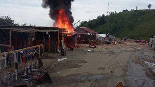 Un incendiu puternic a izbuncit la Manastirea Prislop. Tarabele care comercializau icoane cu Arsenie Boca, cuprinse de flacari