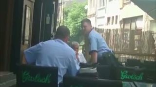 VIDEO Politist, filmat la bere in Centrul Vechi ... in timpul serviciului