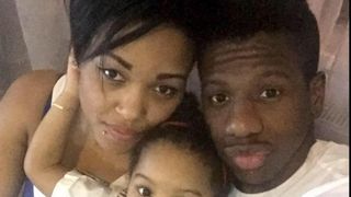 Cosmar fara sfarsit pentru nevasta fotbalistului Ekeng! Femeia va fi nevoita sa stea sase ore pe aeroport pentru a putea sa-si duca sotul mort in Camerun!