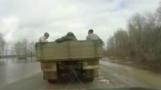 "Dorel" a vrut sa faca din masina barca! E clar ca n-a reusit si a mai si scufundat masina! Scene desprinse parca din filme cu Stan si Bran!