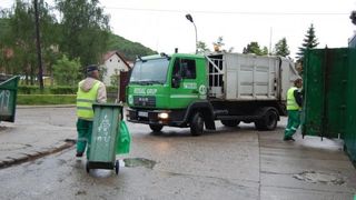 Doi gunoieri au gasit pe strada o geanta plina de bani! Gestul facut de ei imediat dupa merita respect!