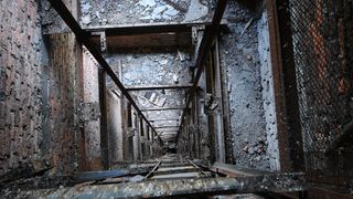 Accident teribil la un supermarket din Ploiesti! O femeie a cazut 3 metri in gol, in casa liftului!