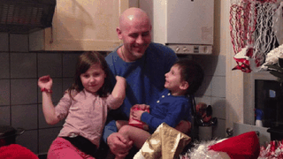 Drama acestui brasovean e imensa! Locuieste la Londra, dar a ramas fara cei doi copii care vor fi infiati de o familie de homosexuali!