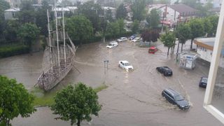 Mangalia sub ape! Mai multe strazi au fost inundate dupa ploile de aseara!