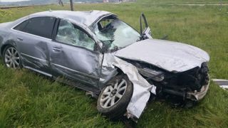 Si-a facut praf bolidul de lux la numai trei zile dupa ce l-a cumparat! Un tanar din Suceava a scapat doar cu cateva zgarieturi in urma unui accident cumplit!