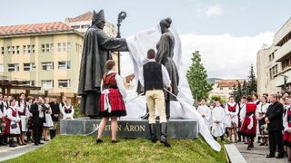 Episcopul maghiar Marton Aron, a carui statuie a fost dezvelita la Miercurea Ciuc, este considerat de istorici "un dusman neimpacat a tot ce este romanesc"! Statuia a fost finantata de statul roman