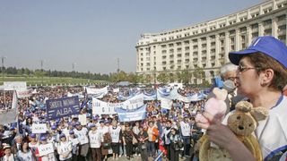 Sindicatele din administraţia publică, nemultumite de Ordonanta privind salarizarea! Ameninta ca vor boicota alegerile si vor iesi in strada