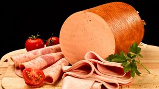 Studiu: parizerul este facut din piele de pasare, emulsie din sorici si aditivi! Romanii il consuma zilnic, chiar daca este periculos!