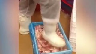 Angajatii unei fabrici dezgheata carnea cu picioarele! Totul a fost filmat de unul dintre ei!