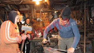 Un tanar de 25 de ani este printre ultimii potcovari din judetul Gorj! A invatat meseria de mic si nu isi imagineaza sa faca altceva