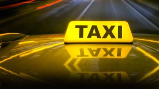 Un taximetrist a fost lovit in cap cu pistolul de doi clienti pe care i-a luat din Centrul Vechi