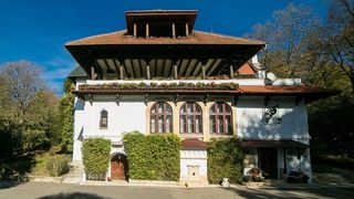 Conacul familiei Bratianu a fost scos la vanzare pentru 2 milioane de euro! Domeniul de la Stefanesti arata fabulos, are ferma, capela, gara si observator astronomic