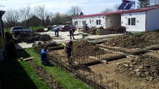 Cu ajutorul voluntarilor, acum se construiesc noi cladiri in tabara