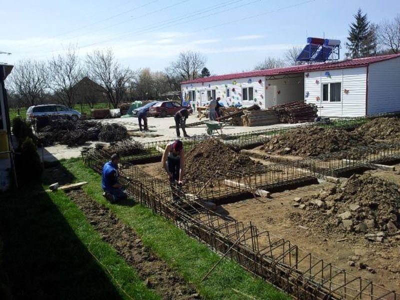 Cu ajutorul voluntarilor, acum se construiesc noi cladiri in tabara