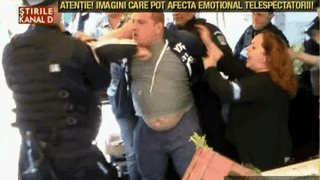 Scandalul din piata a luat amploare! Un pietar a incercat sa isi dea foc in fata autoritatilor ca sa scape de amenda